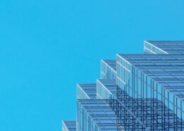Glasfassade eines Gebaeudes als Symbol fuer Immobilienfinanzierung und Grundschuld