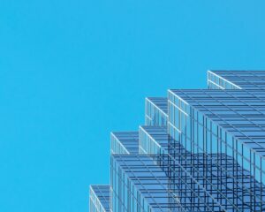 Glasfassade eines Gebaeudes als Symbol fuer Immobilienfinanzierung und Grundschuld