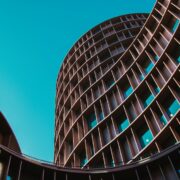 Architektur mehrerer Gebaeudeebenen als Symbol fuer Holdingstrukturen im Immobilienbereich