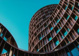 Architektur mehrerer Gebaeudeebenen als Symbol fuer Holdingstrukturen im Immobilienbereich