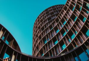 Architektur mehrerer Gebaeudeebenen als Symbol fuer Holdingstrukturen im Immobilienbereich