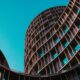 Architektur mehrerer Gebaeudeebenen als Symbol fuer Holdingstrukturen im Immobilienbereich