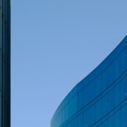 Moderne Buerogebaeude als Symbol fuer Immobilientransaktionen und Share Deals
