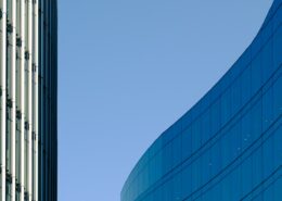 Moderne Buerogebaeude als Symbol fuer Immobilientransaktionen und Share Deals