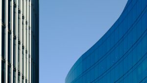 Moderne Buerogebaeude als Symbol fuer Immobilientransaktionen und Share Deals