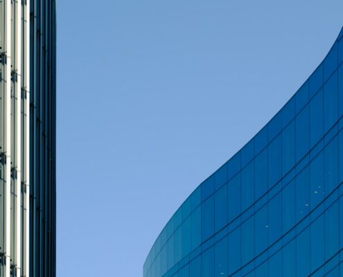 Moderne Buerogebaeude als Symbol fuer Immobilientransaktionen und Share Deals